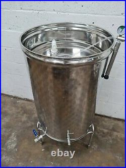 Stainless Steel tank 300L with'floating' type, variable capacity lid